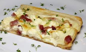 Blatterteig Flammkuchen Mit Kase Von Tina Taucher Chefkoch Rezept Rezepte Flammkuchen Gerichte Mit Blatterteig