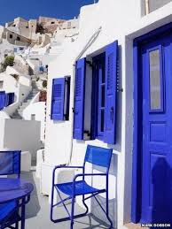 Ce Bleu Mais La Chaise En Plastoc C Est Too Much Un Banc En Bois Clair Aurait Ete Parfait Bleu Grec Maison Grecque Maison Au Portugal