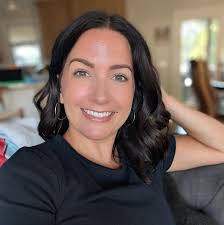 I need non spoiler encouragement to read Perfectly in Pieces. I devoured  Secrets and Masks like top above Manacled to me. I haven't read another fic  that made me feel like that