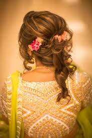 Bridal hairstyles for short hair include romantic updos, glamorous old hollywood curls and unique hair accessories (headbands, barrettes and flower crowns), as seen in some of our favorite short wedding hair 'dos. Brides Who Carried Off Short Hair To Perfection On Their Weddings Ideas Inside Wedmegood