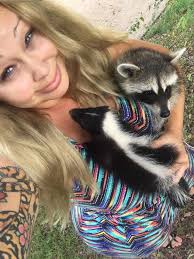 Mom accused of letting tigers run free says cops took selfies with animals
