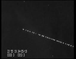 Na razie jest ich zaledwie 60, ale docelowo po ziemskiej orbicie ma krążyć nawet 12 tysięcy satelitów starlink. Starlink Od Spacex Przeleca Nad Polska To Kosmiczny Pociag