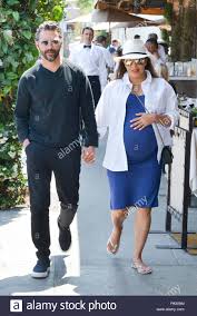 Nun bestätigte eine sprecherin für longoria, dass diese im vierten monat schwanger ist. Eva Longoria Schwanger Geht An Der Porta Uber Mit Ehemann Jose Baston Mit Eva Longoria Jose Baston Wo Beverly Hills Kalifornien Usa Wann 07 Jun 2018 Credit Wenn Com Zu Mittag Stockfotografie Alamy