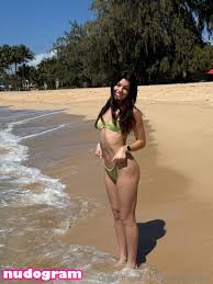 Nicoleskirtsfree Provocando Traviesamente En La Cama Con Ropa Interior  Caliente | PimpBunny