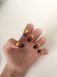 Puede llegar a durar tanto como un esmalte permanente pero es usual el aparecimiento de pequeñas grietas al final de algunos días, aunque el esmalte no se rompa totalmente. Flame Nails Diseno De Unas Tumblr Disenos De Unas Juveniles Diseno De Unas Mate