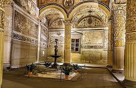 Figure che duravano in carica due mesi, durante i quali avevano l'obbligo di vivere prevalentemente nel palazzo, seguendo regole severe, simili a quelle di una comunità conventuale. Alla Scoperta Di Palazzo Vecchio Palazzo Della Signoria A Firenze Una Guida Per I Visitatori Europa