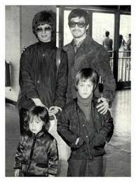 The bruce lee family curse realune11 september 29, 2020 247 views born into an affluent chinese family at the hour of the dragon in the year of the dragon, bruce lee was destined for greatness. Bruce With His Family Bruce Lee ØªØµÙˆÛŒØ± 26514308 Fanpop