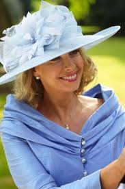 Doux, apaisant, compatissant et bienveillant le bleu est la couleur de la délibération et de l'introspection, le conservatisme et le devoir. Conseils Generaux Pour La Mere Du Marie Ou De La Mariee Robes Mere De La Mariee La Mere De La Mariee Tenue Mariage Mere Du Marie