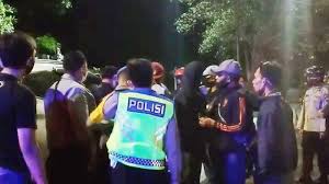 Maybe you would like to learn more about one of these? Detik Detik Pesilat Psht Diserang Orang Tak Dikenal Di Solo Pelaku Serang Dengan Senjata Tajam Tribun Wow