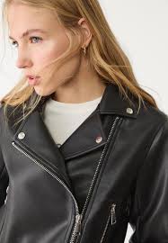Giubbotto Biker Giacca In Pelle Da Donna Giubbotto Biker Effetto Pelle Moda  Da Donna Stradivarius Italia
