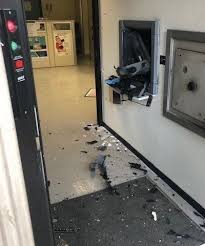 Contatta banca popolare pugliese taranto, via ciro giovinazzi, 50 con ⌚ orari, indicazioni stradali, dati di contatto. Bersaglio Notturno Dei Malfattori Il Bancomat Dell Agenzia Della Banca Popolare Pugliese Banca Popolare Notturno Popolare