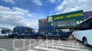 Десятки людей в масках заблокировали проезд на рынок и ворвались в павильон. Iacx63xdlvdszm