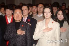 주로 강력계 검사를 맡아 권력형 비리 사건과 강력 범죄 사건을 맡았다. í¬í†  ê°€ìŠ´ì— ì† ì–¹ì€ í™ì¤€í'œ ë°°í˜„ì§„ ì•„ì‹œì•„ê²½ì œ