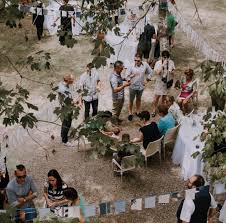 En nuestra empresa tenemos coches clásicos para boda a partir de 275 euros dependiendo del coche que se elija y del lugar de la ceremonia. Boda En El Pirineo Celebra Tu Enlace Ainsa Casate En Morillo De Tou