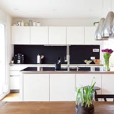 Moderne küche mit schwarzer glastüre in die speis. Weisse Minimalistische Kuchen Tolle Fotos Und Inspirationen Wohnkonfetti
