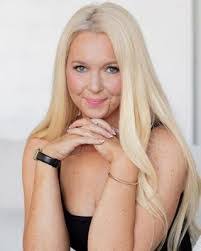 Dinah Howard's Instagram, Twitter & Facebook