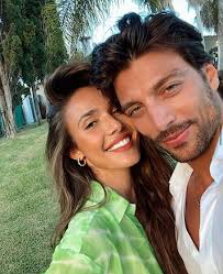 Simone susinna ha una fiamma: Isola 12 Simone Susinna Dimentica Mariana Rodriguez Tra Le Braccia Di Una Bellissima Modella Ecco Chi E Foto Isa E Chia