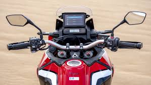 We put the honda crf1000l africa twin against the bmw r1200gs to find out which one is the best. Honda Crf1100l Africa Twin Fahrbericht Adac