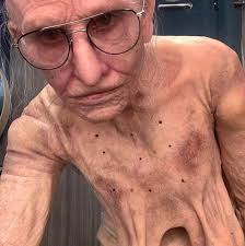 Demi Moore stuns as Elisabeth Sparkle