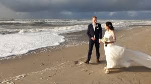 Das brautkleid stellt für die meisten damen eines der wichtigsten kleidungsstücke in ihrem leben dar. Heiraten In Hvide Sande