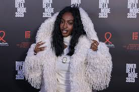 Star Academy: Ebony, thí sinh vào chung kết của kỳ trước, là nạn nhân của những lời lăng mạ phân biệt chủng tộc trong một buổi hòa nhạc