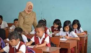 Peranan guru bukan setakat mengajar malahan mereka juga berperanan sebagai mursyid, mualim, muadib, mudarris dan murabbi (ab. Peran Guru Dalam Pendidikan