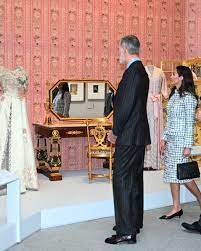 Esta mañana los reyes Felipe y Letizia han inaugurado una gran muestra  sobre la reina Victoria Eugenia en el Palacio Real dentro de las Galerías  de las Colecciones Reales. La exposición estará