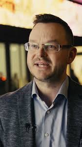 Jak vypadá den na turné našeho koncertního mistra Jana Fišera? ✈️ 🎻 🍻