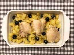 Basta infatti del pollo (io ho usato le cosce e le sovra cosce), patate, cipolle, origano e rosmarino e siamo pronti per metterci ai fornelli. Pollo In Padella Morbide Sovraccosce Con Olive E Patate Salvacena