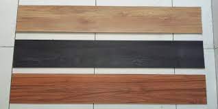 (kk) lantai vinyl parket kayu stiker lantai uk 91,4 x 15,2cm tebal 2mm. Harga Vinyl Yang Sesuai Untuk Keperluan Rumah Anda Isibangunan Com