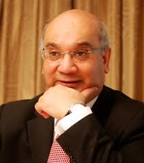 Keith Vaz News Photo British MP Keith Vaz speaks to med...