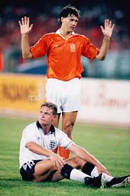 Fodbold trøje kommer med paul gascoigne skjorte udskrivning i stil fra kit båret af gary lineker. Paul Gascoigne England V Marco Van Basten Holland World Cup 1990 Images Football Posters