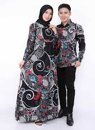 Tidak hanya itu, berbagai model dan desain baju couple pun menjadi populer dikalangan masyarakat sekarang ini. 20 Inspirasi Baju Couple Muslim Yang Serasi Abis Hai Gadis