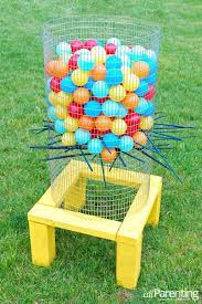 Mômes, c'est le site le plus chouette pour trouver une idée d'activité pour votre enfant et vous propulser au rang de meilleurs parents au monde (oui, oui, tout simplement !). 40 Diy Summer Activities For Kids Juegos De Kermes Juegos Para Fiestas Infantiles Juegos Para Ninos Al Aire Libre