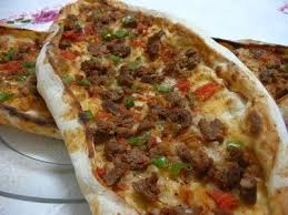 turk mutfaginda ortak lezzetlerden biri sanirim pidedir karadenizin pidesi cok meshur ama bunun yaninda diger yorelerde de pide tarzi ye gida yemek turkler