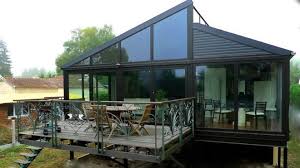 La superficie de la maison en bois sur pilotis est de 120 mètres carrés. Une Maison Sur Pilotis Tout En Transparence