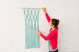 If you've been wanting to start macrame—but are intimidated—you're in luck! 33 Beginner Diy Macrame Craft Project Ideas That Are Easy And Fun