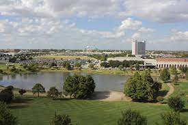 Arlington is contiguous to fort worth, and is sandwiched between the two bigger cities. Arlington Texas Wikipedia