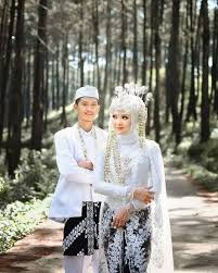 Pernikahan adat sunda rangkaian acaranya di mulai dari pembicaraan orang tua dari pihak kedua harupat disiram pengantin wanita dengan kendi air. 760 Ide Kebaya Sunda Pengantin Pernikahan Pengantin Wanita