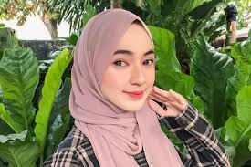 Kelakuan Hamdan dan Aida Selvia Bak Langit dan Bumi, Carla Iskandar: Buat  Si Hamdan Mikir Woy Buaya Julang!