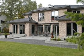 Eine Grosse Stadtvilla Mit Bodentiefen Elementen I Bodentiefen Eine Elementen Fassade Grosse With Images Modern Apartment Design Modern House Design Future House