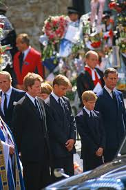 Wenn sie die anzeichen des bevorstehenden todes erkennen, können sie in aller ruhe abschied nehmen und ihrem geliebten menschen sogar den sterbeprozess erleichtern. Tod Von Prinzessin Diana Die Bewegenden Fotos Ihrer Trauerfeier Gala De