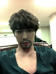 Super Junior's Donghae looks handsome with goatee