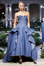 La firma de lujo carolina herrera en conjunto con su nuevo director creativo, wes gordon, han diseñado una colección con elementos tradicionales mexicanos, dentro de los que se encuentran telas con texturas de sarape, flores bordadas como el cempasúchil y demás ingredientes típicos de méxico. Carolina Herrera Primavera Verano 2017 Telva