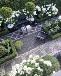 Patio Inspiration With Cobblestone Gravel And White Hydrangeas Patio Hydrangea Garden Pictures Beautiful Gardens Garden Design