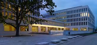Am tatort, einem radweg unweit des unicampus, fordert w. Universitatsgebaude Campus Westend Frankfurt Am Main