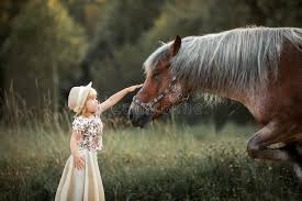 Migliaia di nuove immagini di alta qualità aggiunte ogni giorno. Bambina Con Il Cavallo Immagine Stock Immagine Di Bambino 122291631