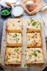 Klassischer Zwiebelkuchen Vom Blech Emmikochteinfach Rezept Zwiebelkuchen Rezept Zwiebelkuchen Zwiebelkuchen Blech