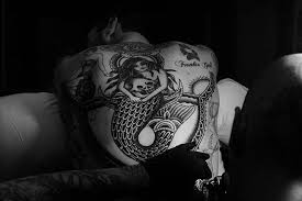 Έναν χρόνο αργότερα, δημοσίευσε το video. Diashmos Tragoydisths Xtyphse Tattoo Gorgona Sto Kormi Toy Vipnews