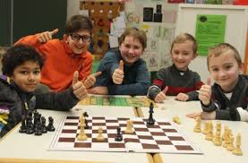 Lisa regt sich über die vielen steuern auf, die von ihrem gehalt abgezogen werden. Pfaffenwaldschule Stuttgart Vaihingen Zwillinge Lassen S Am Schachbrett Krachen Vaihingen Stuttgarter Zeitung